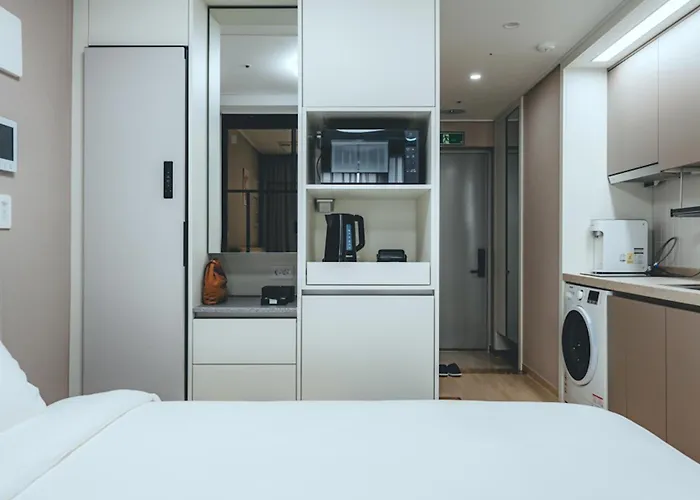 Отель H Avenue Sasang Station 4*
